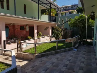 Fachada de uma casa em Lajeado, Brasil, com área externa e jardim.