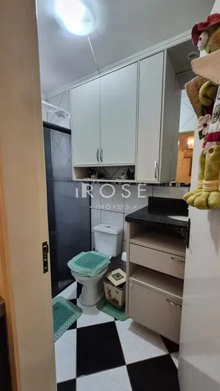 Foto de um ambiente interno com revestimento de piso xadrez preto e branco.
