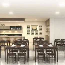Foto de uma sala de jantar com mesas e cadeiras.