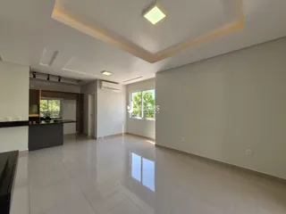 Foto de uma sala de estar moderna com piso de cerâmica clara.