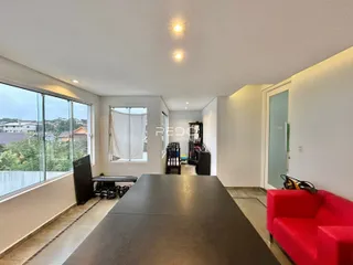 Sala de estar com grande janela de vista para a paisagem.