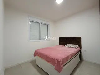 Quarto com cama e janela em um imóvel no Brasil.
