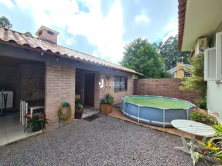 Fachada de residência em Lajeado com piscina e área externa.