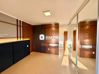 Interior de uma sala com armários de madeira e piso claro.