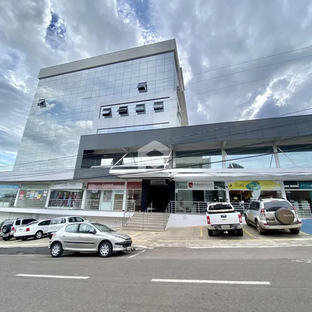 Fachada moderna de um edifício comercial em Lajeado, Brasil.