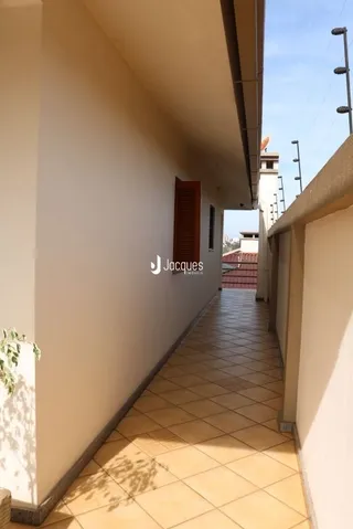 Corredor interno de um imóvel residencial em Lajeado, Brasil.