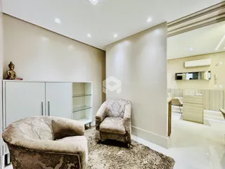 Sala de estar com sofá e poltrona decorados.