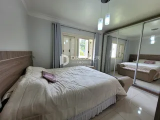 Quarto com cama e armário espelhado.