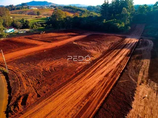 Vista aérea de uma área de terra arada em Lajeado.
