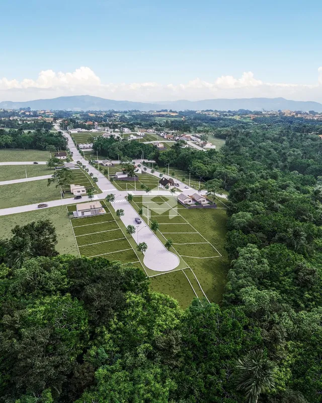 Vista aérea de uma propriedade com áreas verdes e estruturas residenciais em Lajeado.