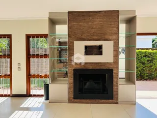 Sala de estar com lareira e nichos embutidos na parede.