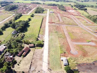 Vista aérea de uma propriedade rural com campos e estradas no interior do Brasil.