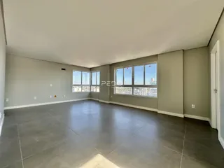 Uma sala ampla com vista para a paisagem urbana.