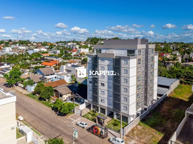 Vista aérea de um prédio residencial moderno em Lajeado, Brasil, com área verde ao redor.