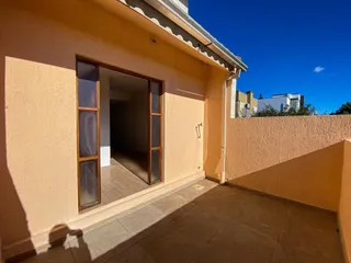 Fachada de uma residência em Lajeado, Brasil, com uma porta de vidro e piso de cerâmica.