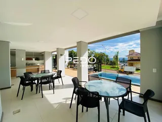 Vista de uma sala de jantar com acesso a uma varanda.