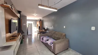 Sala de estar com sofá e estante em um apartamento no Brasil.