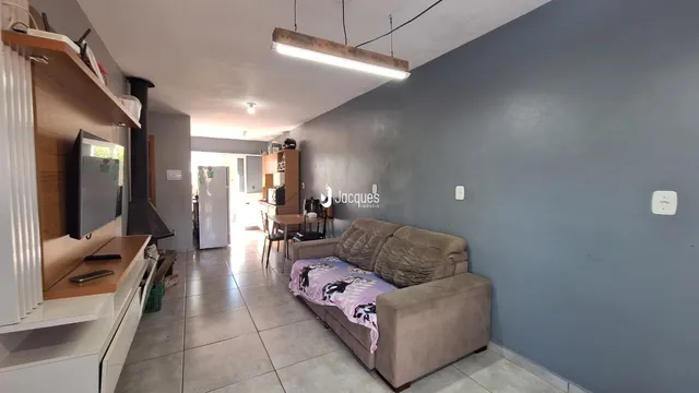 Sala de estar com sofá e estante em um apartamento no Brasil.