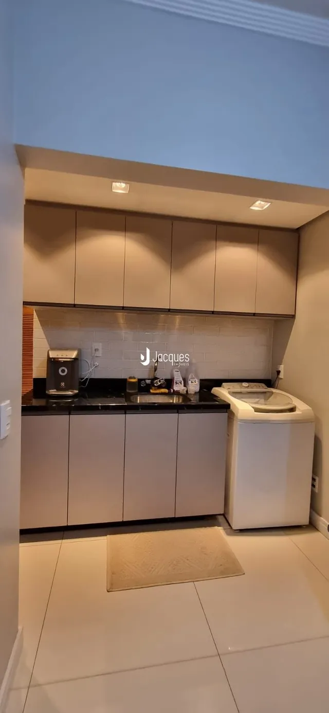 Foto de uma cozinha com armários e bancada escura.