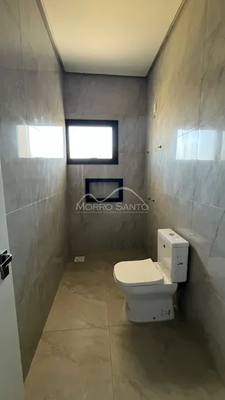Banheiro com piso de cerâmica e paredes revestidas.