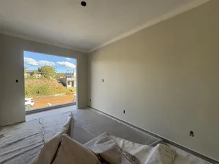 Vista de um cômodo interno com abertura para o exterior em uma propriedade.