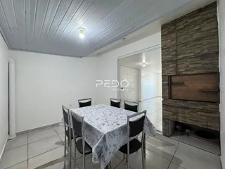Imagem de uma sala de jantar com mesa e cadeiras em um imóvel no Brasil.