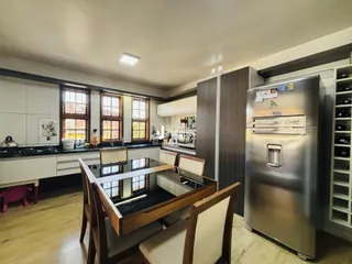 Foto da cozinha e sala de jantar de um imóvel em Lajeado.