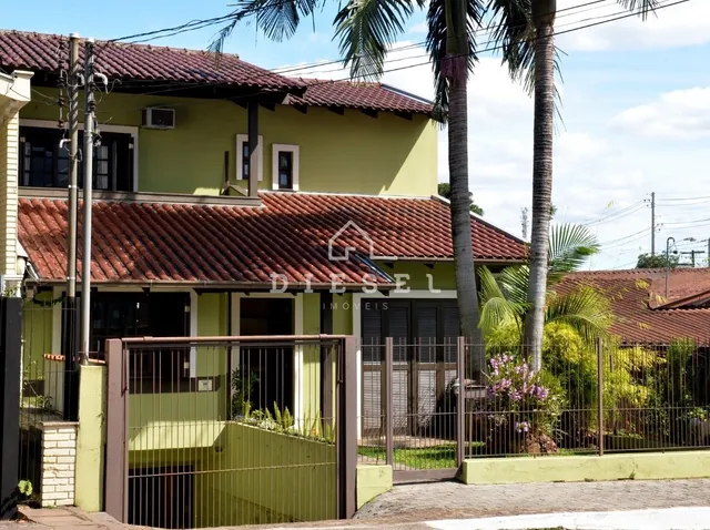 Fachada de uma residência em Lajeado, Brasil, com telhado de telhas vermelhas.