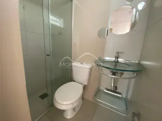 Foto de um banheiro mostrando o vaso sanitário e o espelho.