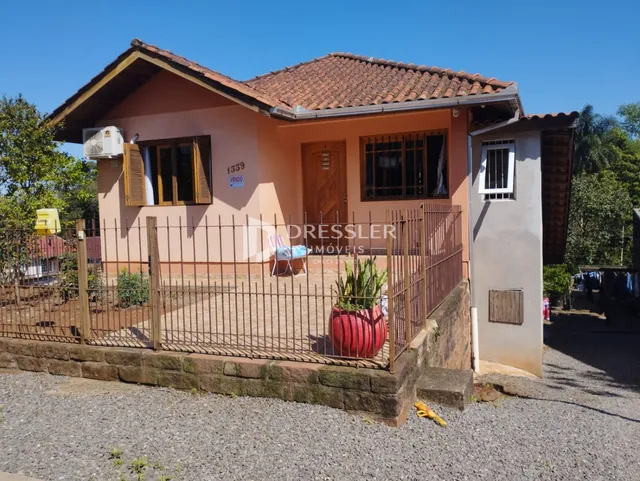 Fachada de uma casa residencial em Lajeado, Brasil, com cerca de metal.