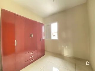 Interior de um corredor com armários grandes e piso de cerâmica.