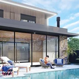 Foto de uma piscina externa com espreguiçadeiras e área de lazer.