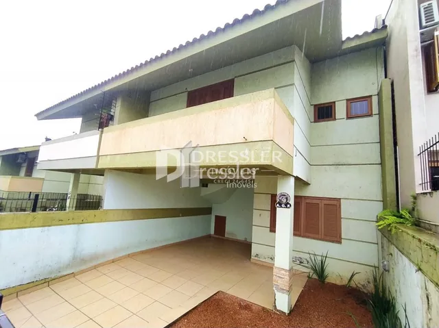 Fachada de uma residência em Lajeado, Brasil, com área externa coberta.
