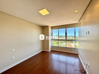 Sala de estar com piso de madeira e vista da cidade.