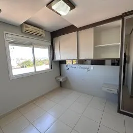 Cozinha com armários brancos e piso de cerâmica.