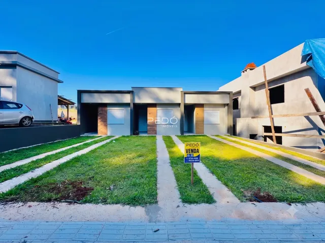 Fachada de uma casa moderna em Lajeado, Brasil, com jardim gramado.