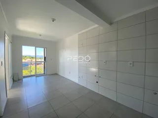Interior de uma sala com piso de cerâmica e grande janela.