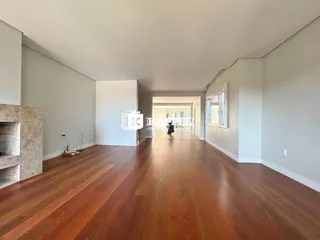Foto de um ambiente interno com piso de madeira polida.