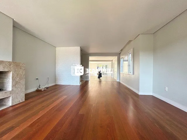 Foto de um ambiente interno com piso de madeira polida.