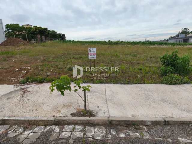 Paisagem de terreno com vegetação e sinalização em Lajeado.