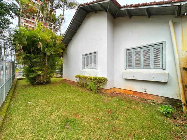 Fachada de uma casa em Lajeado, Brasil com jardim gramado.