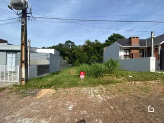 Fachada de uma residência em Lajeado, Brasil, com grama alta na frente.