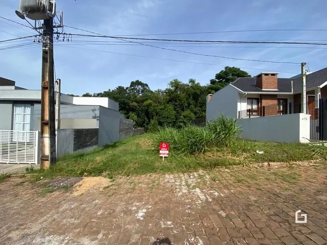 Fachada de uma residência em Lajeado, Brasil, com grama alta na frente.