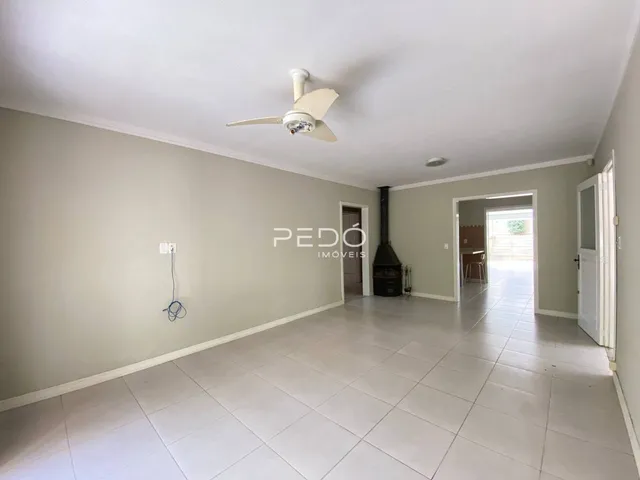 Ambiente interno de uma sala com piso de cerâmica clara.