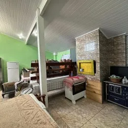 Foto de um ambiente interno com teto de estrutura exposta e estantes de madeira.