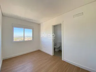 Sala de estar com piso de madeira e vista da cidade.