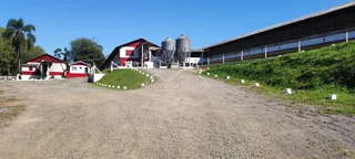 Vista externa da propriedade mostrando silos e estruturas rurais em Lajeado.