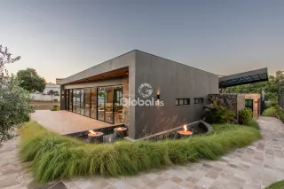 Fachada moderna de uma residência com área externa e jardim em Lajeado.