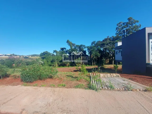 Vista externa de uma propriedade com terreno aberto e vegetação no Brasil.