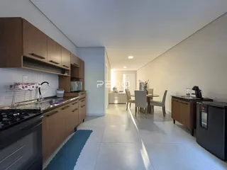 Vista da cozinha e área de jantar de um imóvel em Lajeado.